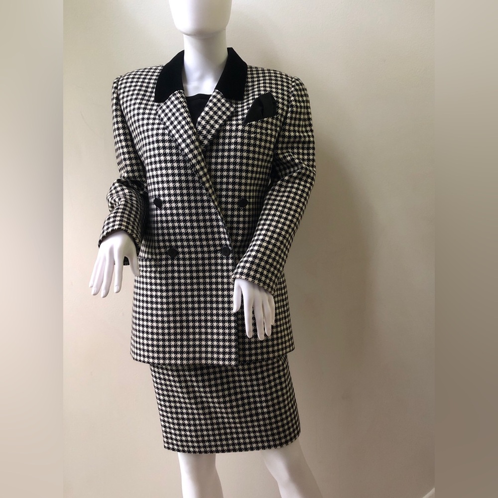 French houndstooth suit, NWOT. Fully lined. Velvet collar.